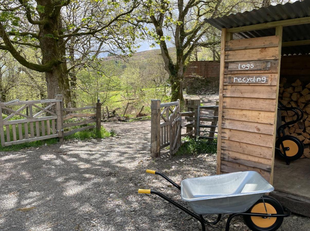 Вилла Cosy Woodland Off Grid Shepherds Hut - Rowan Касл Дуглас Экстерьер фото